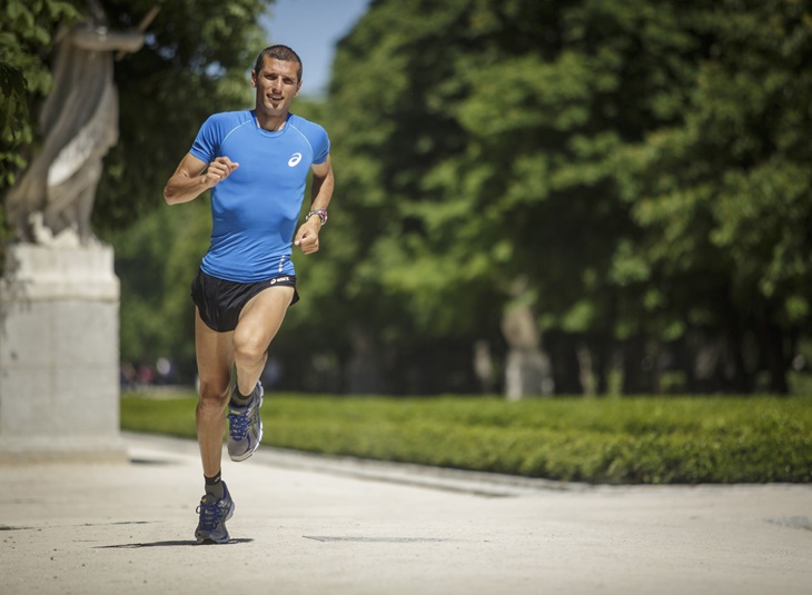 El atleta extremeño, Pablo Villalobos, apadrina una iniciativa solidaria