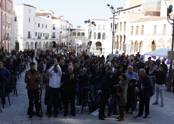Cientos de personas acuden al mitin de Podemos en la Plaza Alta