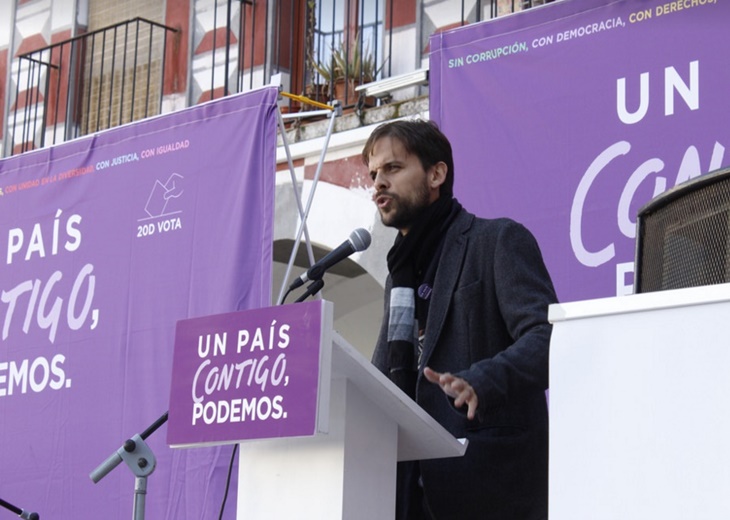 Cientos de personas acuden al mitin de Podemos en la Plaza Alta