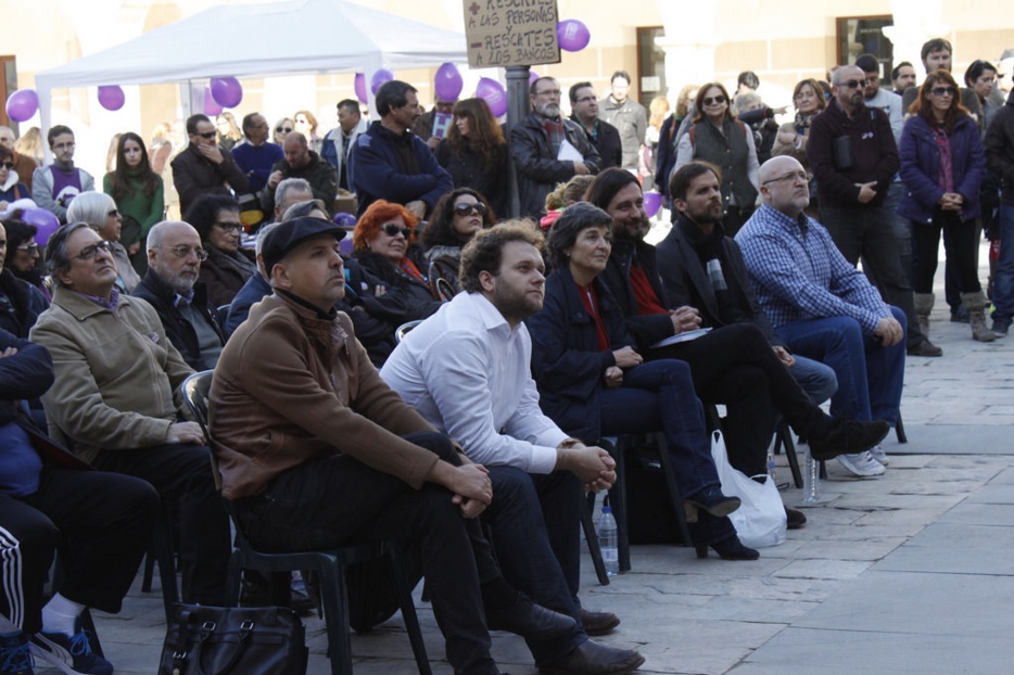 Cientos de personas acuden al mitin de Podemos en la Plaza Alta