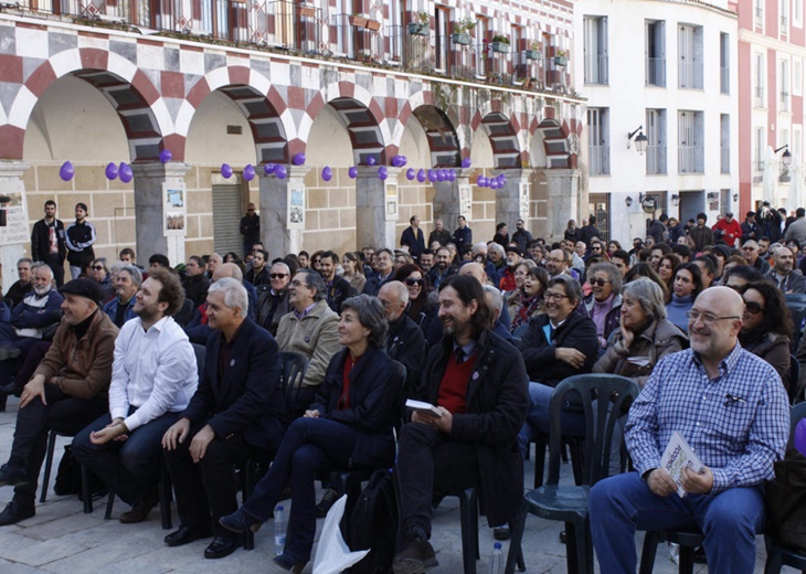 Cientos de personas acuden al mitin de Podemos en la Plaza Alta