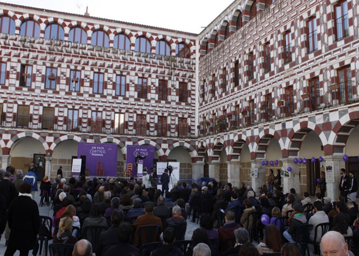 Cientos de personas acuden al mitin de Podemos en la Plaza Alta