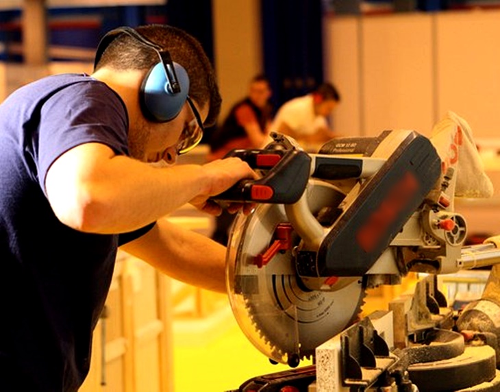 El número de desempleados disminuye en 354.203 personas en 2015