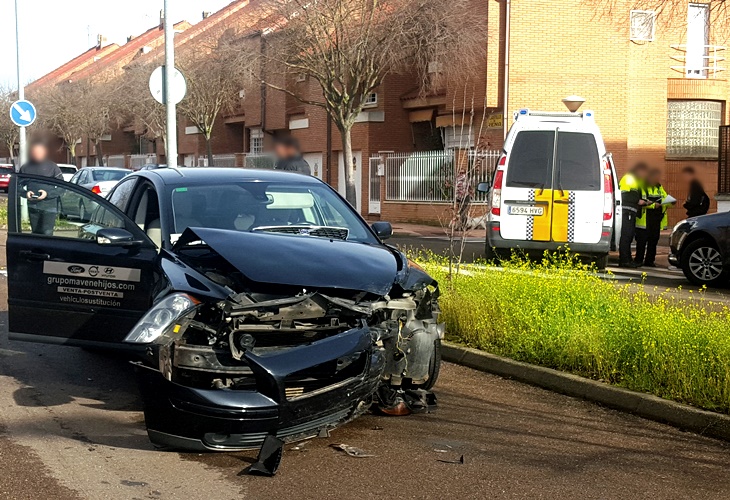 Dos vehículos colisionan en la Urbanización Guadiana de Badajoz