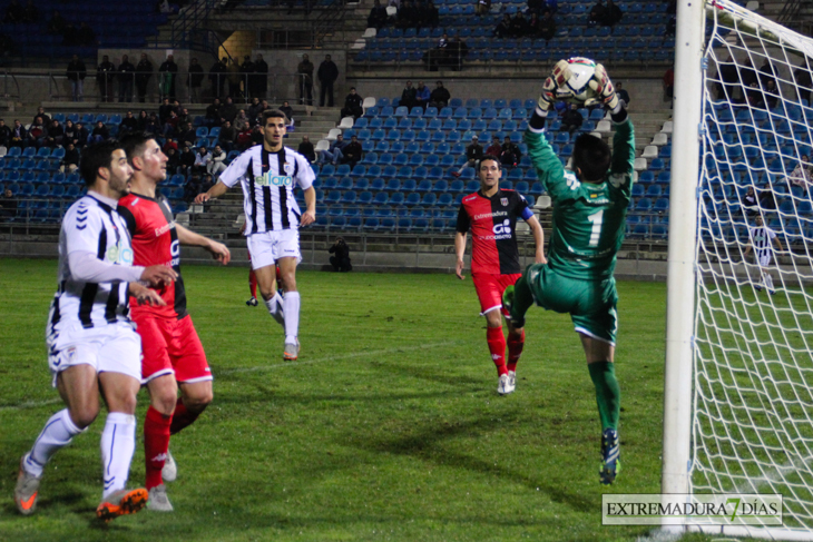 Imágenes del partido entre el CD Badajoz y el Mérida AD