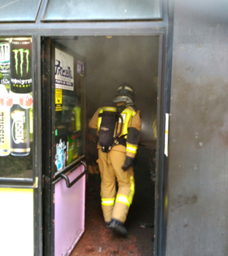 Se incendia un ultramarino en frente de la estación de autobuses de Badajoz