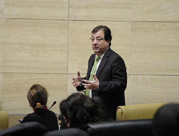 Vara reitera el compromiso de la Junta de acabar con los desahucios