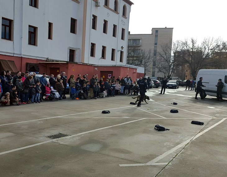 La Policía Nacional realiza una exhibición dirigida a los más pequeños