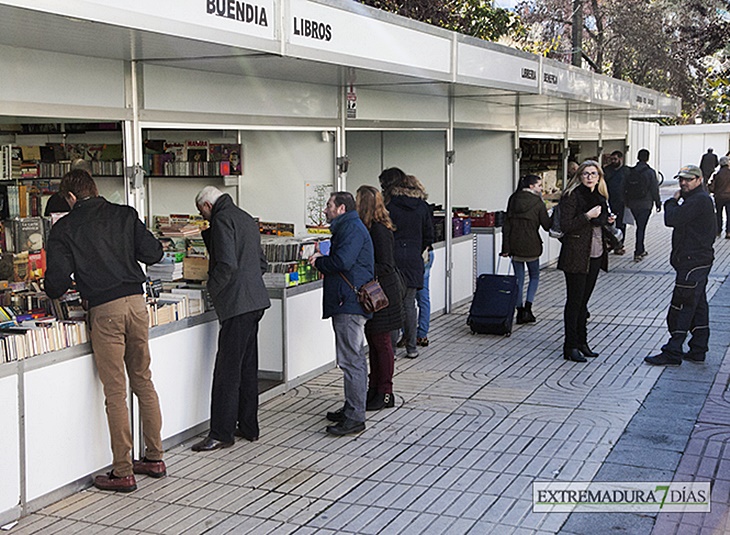La avenida de Huelva se llena de libros antiguos y de ocasión