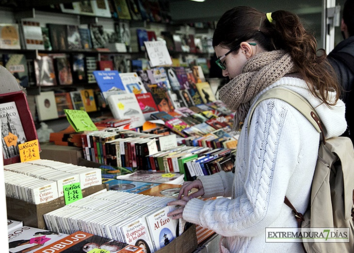 La avenida de Huelva se llena de libros antiguos y de ocasión