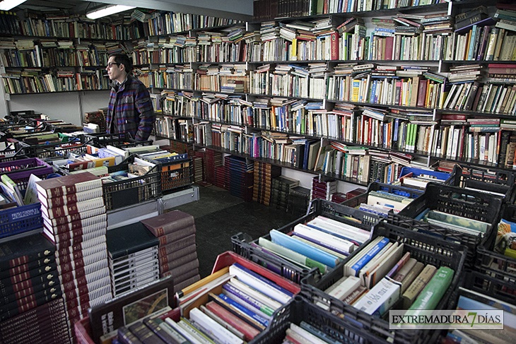 La avenida de Huelva se llena de libros antiguos y de ocasión