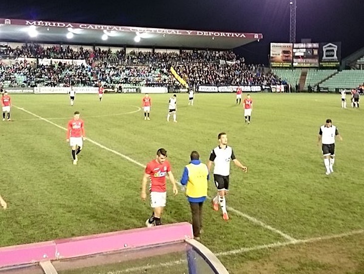 El Mérida golea al Club Deportivo Badajoz