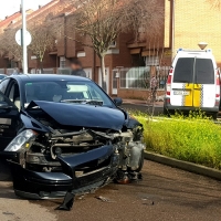 Dos vehículos colisionan en la Urbanización Guadiana de Badajoz