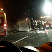 Cinco heridos tras volcar una furgoneta y ser embestida después por un turismo