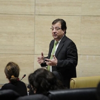 Vara reitera el compromiso de la Junta para acabar con los desahucios