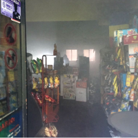 Se incendia un ultramarino frente a la estación de autobuses de Badajoz