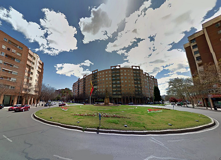 Sorprendido cuando intentaba llevarse un muñeco decorativo de una rotonda de Badajoz