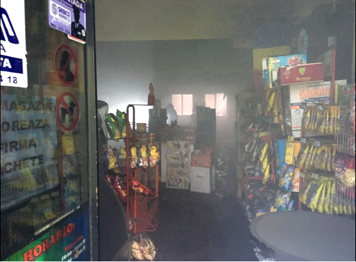 Se incendia un ultramarino en frente de la estación de autobuses de Badajoz