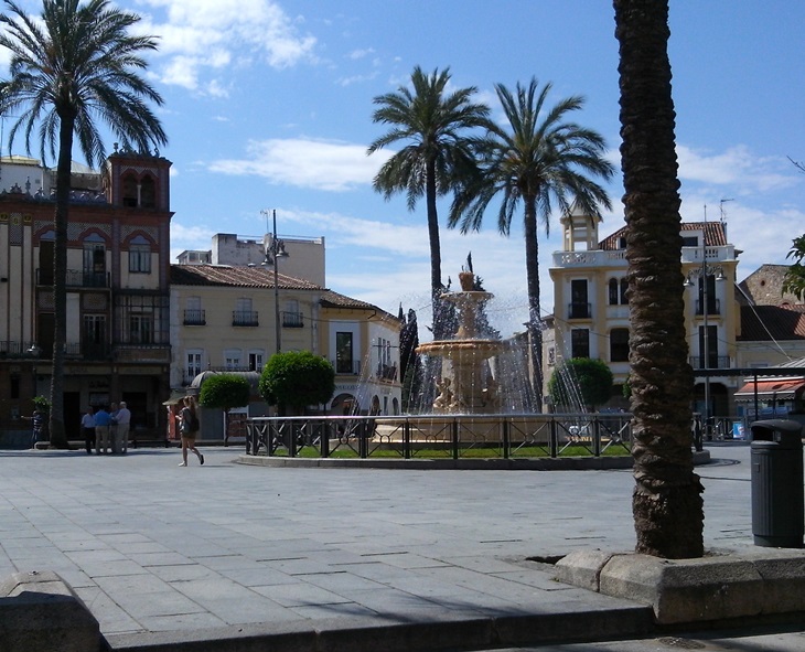 Cuestionan el talado de la palmera centenaria de la plaza de España de Mérida