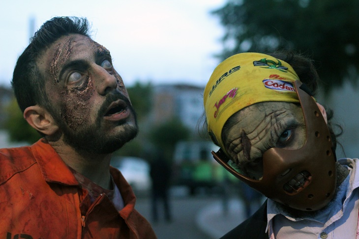 Cientos de zombies deambularon durante la madrugada por Villanueva