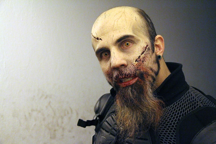 Cientos de zombies deambularon durante la madrugada por Villanueva