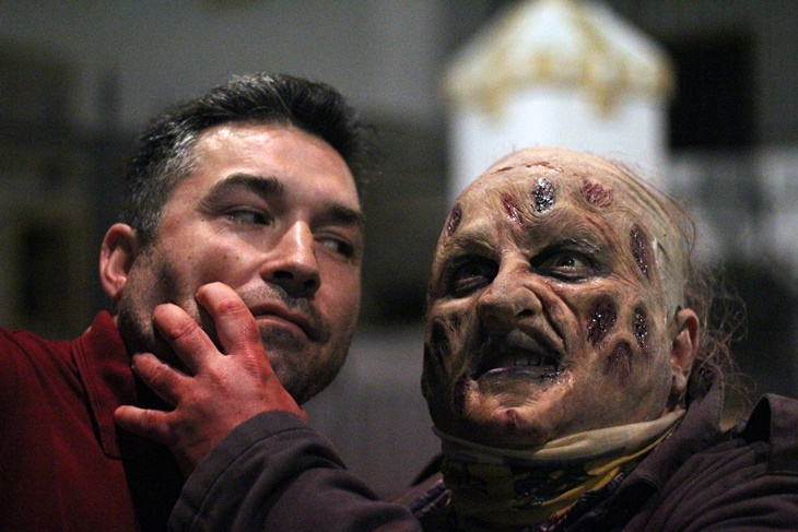 Cientos de zombies deambularon durante la madrugada por Villanueva