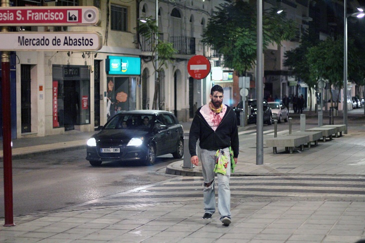 Cientos de zombies deambularon durante la madrugada por Villanueva
