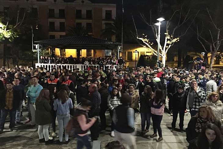 Cientos de zombies deambularon durante la madrugada por Villanueva