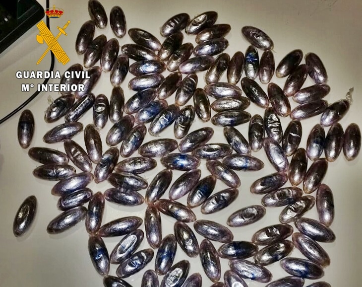 Deja en el arcén 121 bellotas de hachís ante la presencia de los agentes