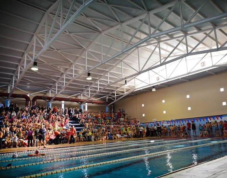 Más de 600 alumno participan en al gymkana escolar de natación