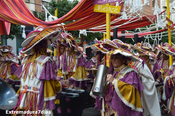 Seis horas de ritmos, color y baile en 45 imágenes