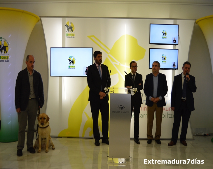 Los perros guía de la ONCE celebran 25 años al lado de los ciudadanos de Extremadura
