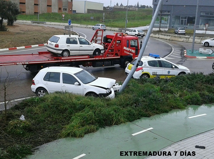 Un vehículo se lleva una farola por delante a la salida de Badajoz