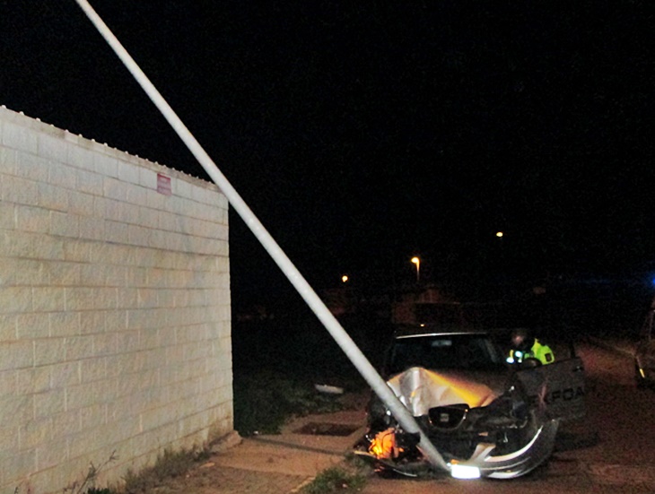 Una conductora choca contra una farola y se da a la fuga