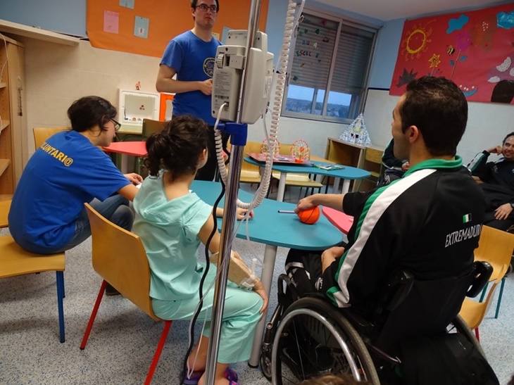 El Mideba visita a los menores ingresados en el Materno Infantil