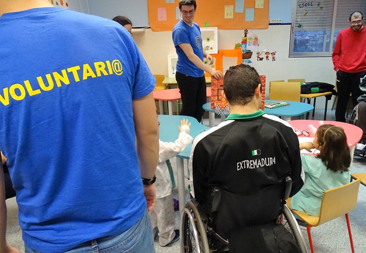 El Mideba visita a los menores ingresados en el Materno Infantil