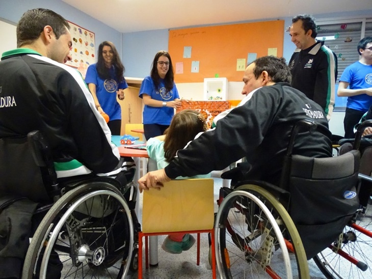El Mideba visita a los menores ingresados en el Materno Infantil