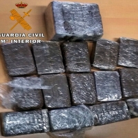 Dos detenidos tras tirar por la ventana del coche casi dos kilos de hachís