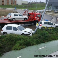 Un vehículo se lleva una farola por delante a la salida de Badajoz