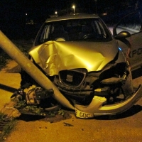 Una conductora choca contra una farola y se da a la fuga