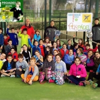 Alumnos del Colegio Miralvalle de Plasencia disfrutan del programa PROADES de pádel