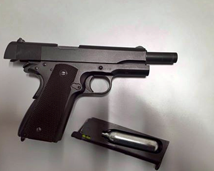 Denunciado un menor de Badajoz por exhibir una pistola a los transeúntes