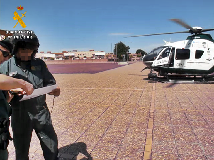 Un helicóptero de la Guardia Civil sorprende a 21 personas robando aceitunas