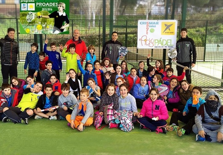 Alumnos del Colegio Miralvalle de Plasencia disfrutan del programa PROADES de pádel