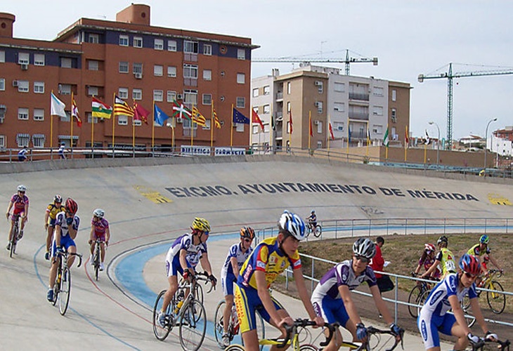 Homenaje al José María Lozano por su labor en la Escuela Ciclista de Mérida