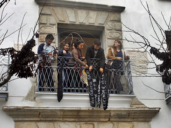 Podemos cuelga en la Asamblea crespones negros con el nombre de las mujeres asesinadas