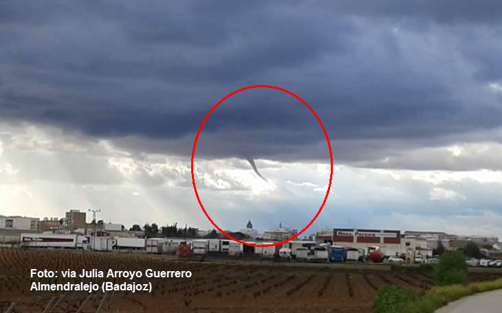 Un intento de tornado se dejó ver este martes cerca de Almendralejo