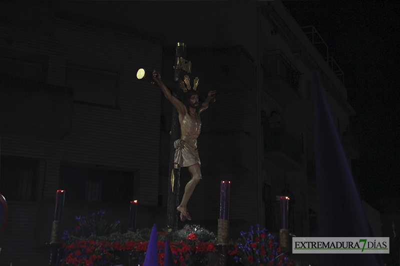 Imágenes del Martes Santo procesionando por las calles de Badajoz