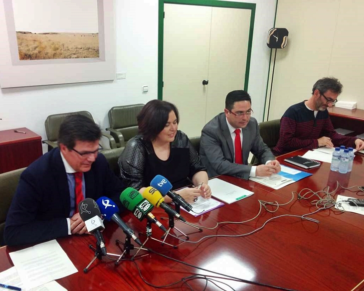 Junta y La Caixa renuevan un convenio a favor de la integración laboral