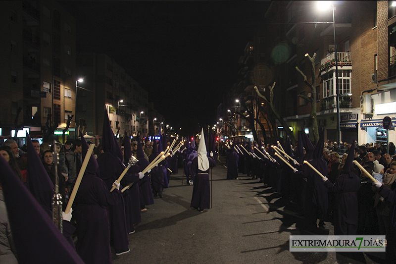 Imágenes del Martes Santo procesionando por las calles de Badajoz